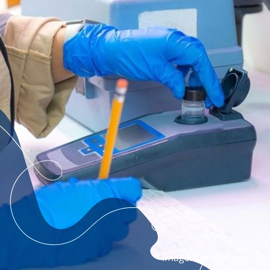 Kekeruhan mengukur sejauh mana partikel dalam air menghalangi cahaya. Partikel ini bisa berupa tanah, bahan organik, alga, atau limbah dari aktivitas manusia.