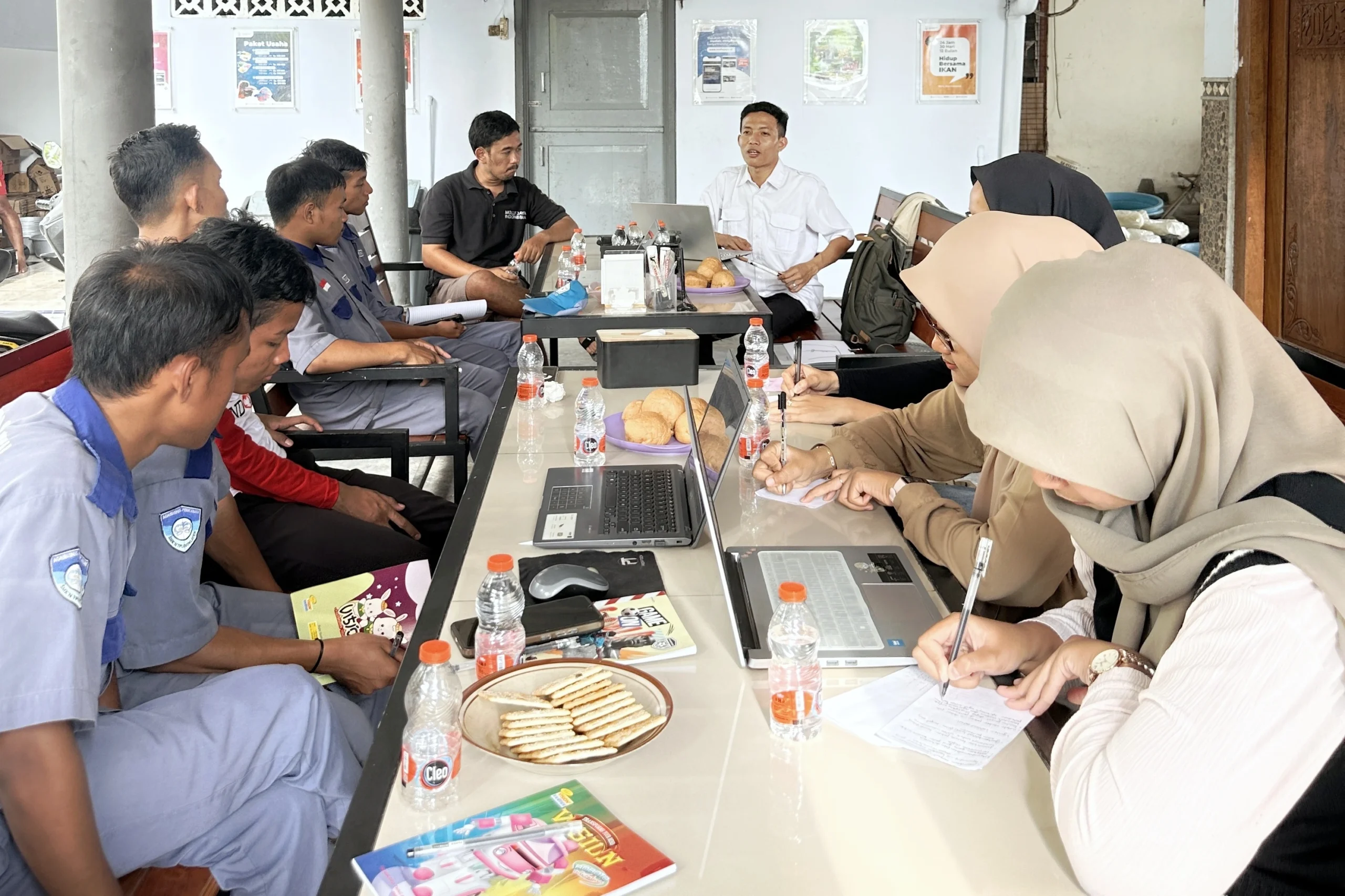 Mas Anwaril menjelaskan trik pengambilan gambar