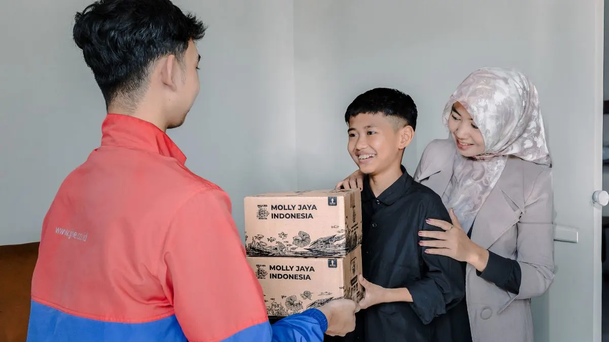 gambar-sobat-moja-menerima-paket-ikan Ilustrasi paket sampai di rumah pelanggan oleh jasa kurir
