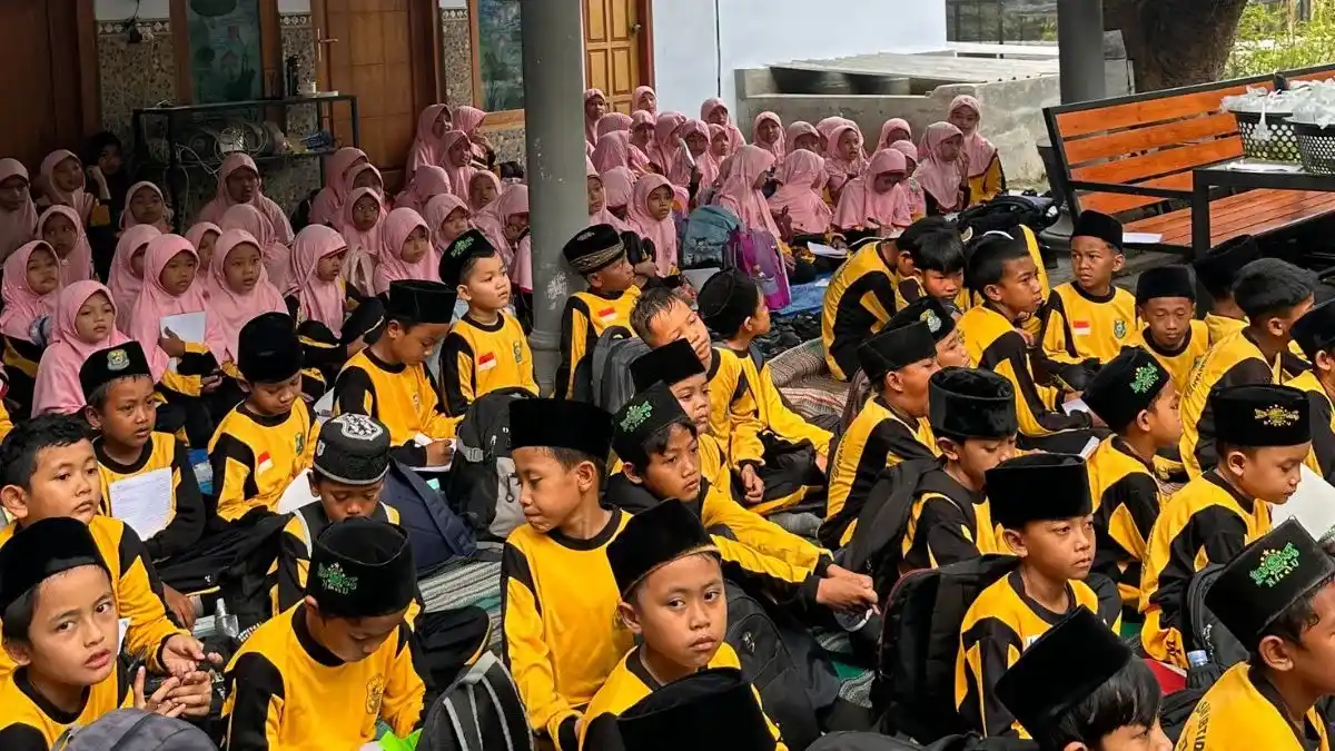 Foto kedatangan siswa MI Miftahul Mudtadiin untuk belajar cara budidaya ikan cupang di Molly Jaya