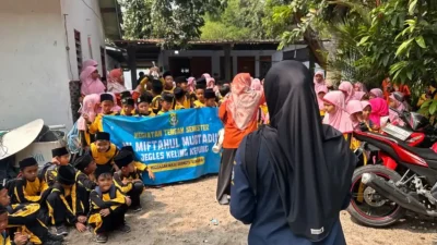 Foto Siswa MI Miftagul Mudtadiin yang Mengadakan Kunjungan untuk Belajar Budidaya Ikan Cupang di Molly Jaya