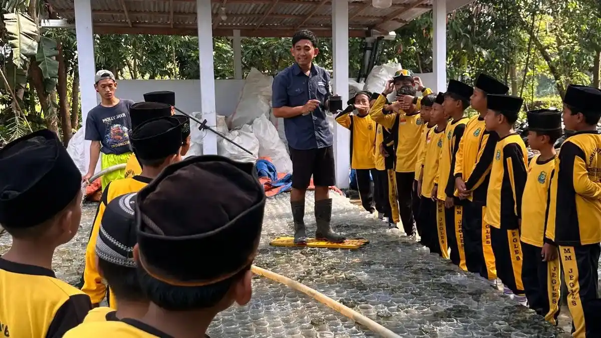 Foto siswa MI Miftahul Mubtadiin melihat langsung cara budidaya ikan cupang di Molly Jaya