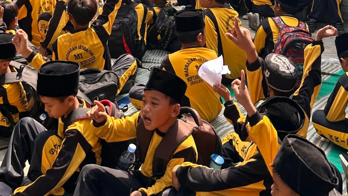 Foto siswa MI Miftahul Mubtadiin mengikuti kuis dengan pembahasan terkait budidaya ikan cupang di Molly Jaya